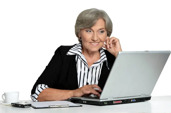 老妇在白色背景上工作用的笔记本电脑 — 图库照片