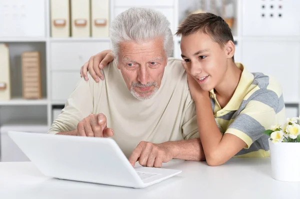Retrato Menino Avô Com Laptop Casa — Fotografia de Stock