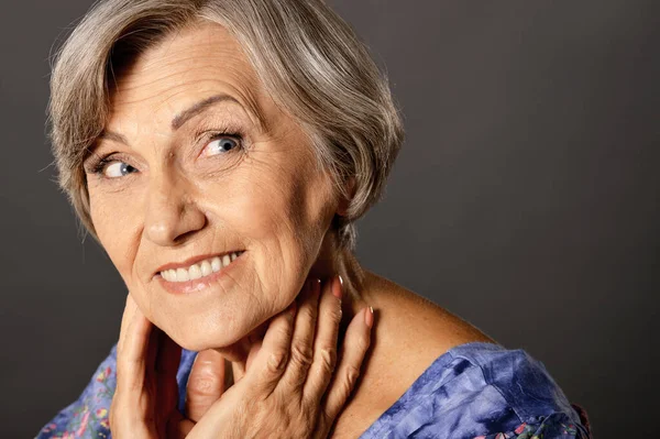 Gelukkig Glimlachen Senior Vrouw Poseren — Stockfoto