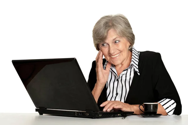 Oudere Vrouw Die Werkt Met Laptop Witte Achtergrond — Stockfoto