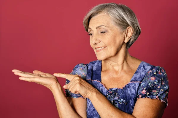 Bella Donna Anziana Che Punta Isolato Sfondo Rosso — Foto Stock