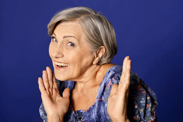 Gülümseyen Yaşlı Kadın Stüdyoda Poz Veriyor — Stok fotoğraf