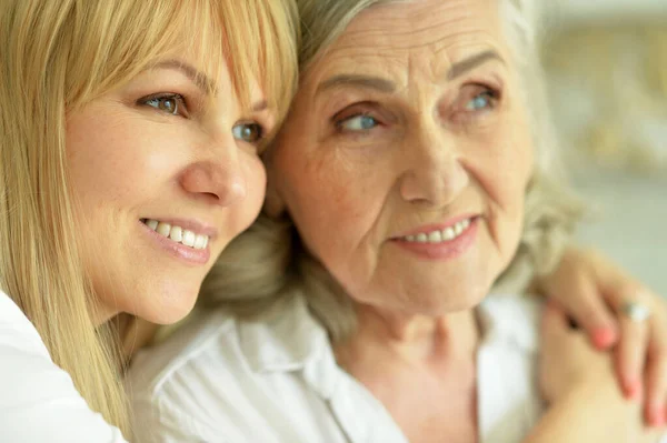 Portrait Smiling Mother Daughter — Stock Photo, Image
