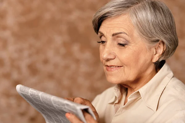 Beautiful Senior Woman Newspaper — Stock Photo, Image