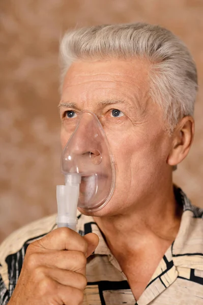 Porträtt Sjuk Senior Man Med Inhalator — Stockfoto