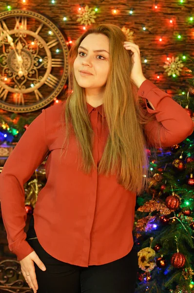 Mujer Joven Posando Habitación Decorada Para Las Vacaciones Navidad — Foto de Stock