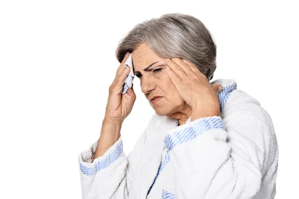 Grave Donna Anziana Con Mal Testa Isolata Bianco — Foto Stock