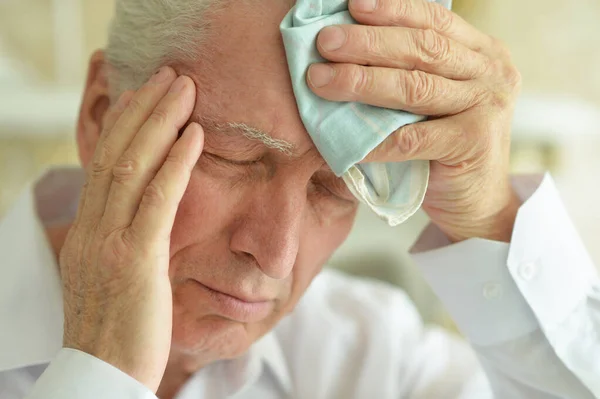 Porträtt Sorgsen Sjuk Senior Man Med Huvudvärk — Stockfoto