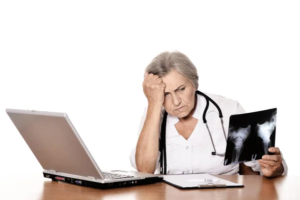 Serious Elderly Woman Doctor Sitting Table Computer Looking Ray — Stock Photo, Image