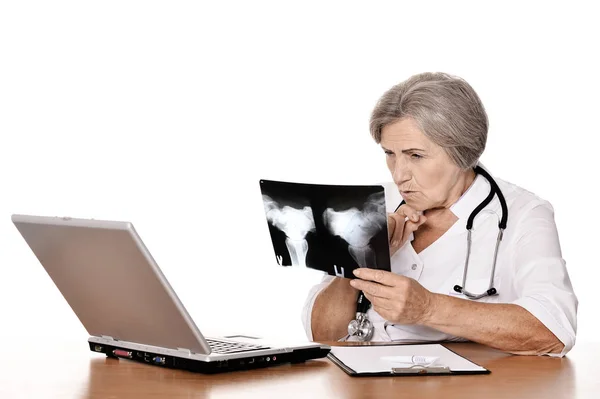Grave Anziana Donna Medico Seduto Tavola Con Computer Guardando Raggi — Foto Stock