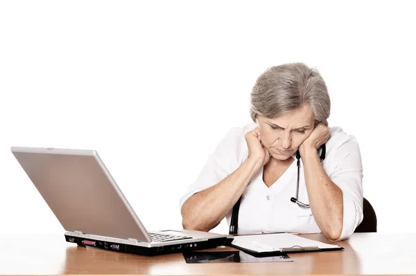 Σοβαρή Ηλικιωμένη Γυναίκα Γιατρός Κάθεται Τραπέζι Υπολογιστή — Φωτογραφία Αρχείου