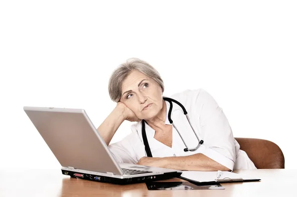 Allvarliga Äldre Kvinna Läkare Sitter Vid Bord Med Dator — Stockfoto