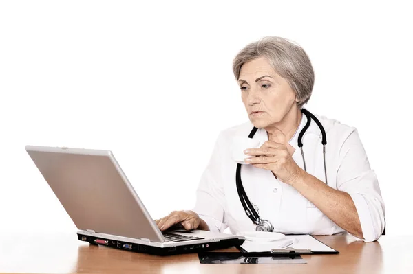 Ernstige Oudere Vrouw Arts Zitten Aan Tafel Met Computer — Stockfoto