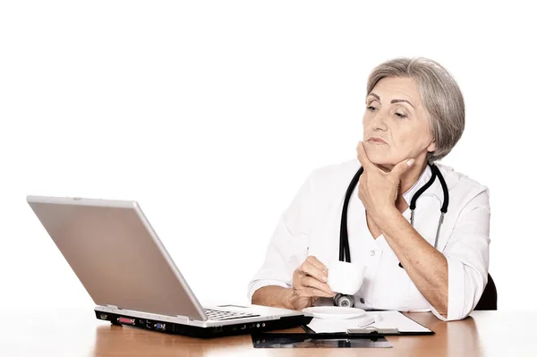 Médica Idosa Grave Sentada Mesa Com Computador — Fotografia de Stock