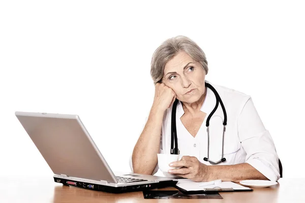 Médica Idosa Grave Sentada Mesa Com Computador — Fotografia de Stock