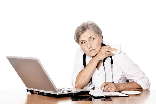 Ernstige Oudere Vrouw Arts Zitten Aan Tafel Met Computer — Stockfoto