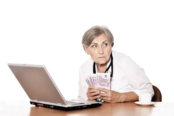 Médico Senior Sentado Mesa Con Portátil Dólares Retención — Foto de Stock