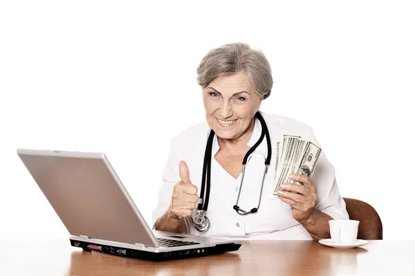 Ältere Frau Hält Dollars Mit Erhobenem Daumen Auf Weißem Hintergrund — Stockfoto