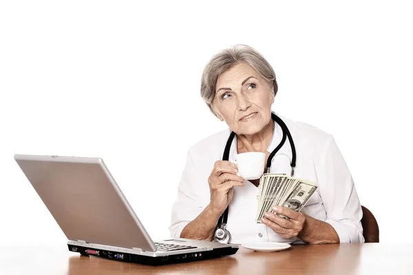 Medico Anziano Seduto Tavola Con Laptop Dollari Mano — Foto Stock