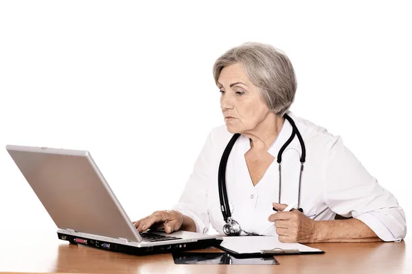 Femme Âgée Médecin Sérieux Assis Table Avec Ordinateur — Photo