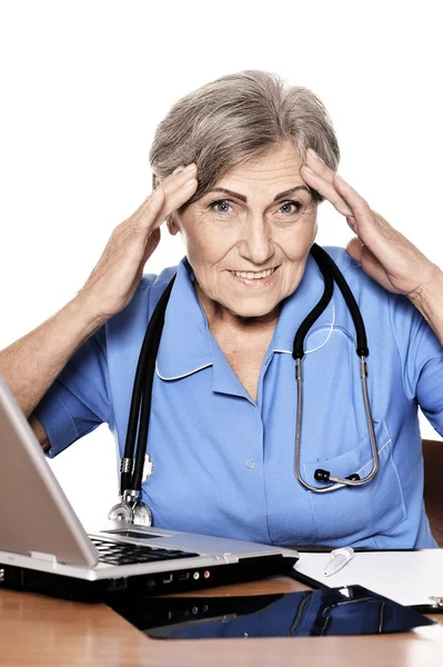 Serious Elderly Woman Doctor Sitting Table Computer — Stock Photo, Image