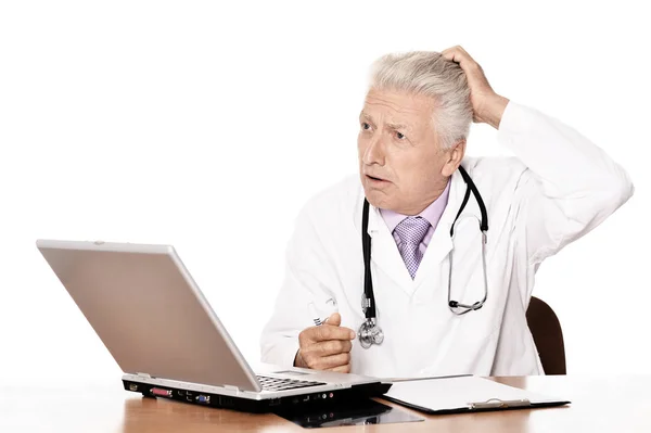 Denkender Arzt Mit Laptop Auf Weißem Hintergrund — Stockfoto