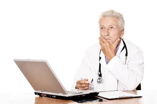 Denkender Arzt Mit Laptop Auf Weißem Hintergrund — Stockfoto
