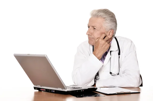 Médico Edad Avanzada Con Ordenador Portátil Sobre Fondo Blanco —  Fotos de Stock