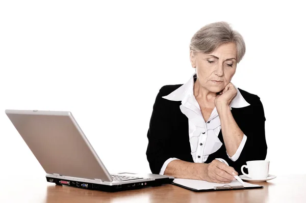 Ηλικιωμένη Γυναίκα Που Εργάζεται Φορητό Υπολογιστή Άσπρο Φόντο — Φωτογραφία Αρχείου