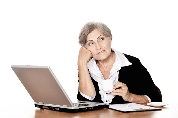 Пожилая Женщина Работает Ноутбуком Белом Фоне — стоковое фото