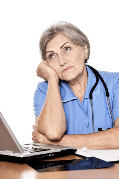 Serious Elderly Woman Doctor Sitting Table Computer — Stock Photo, Image