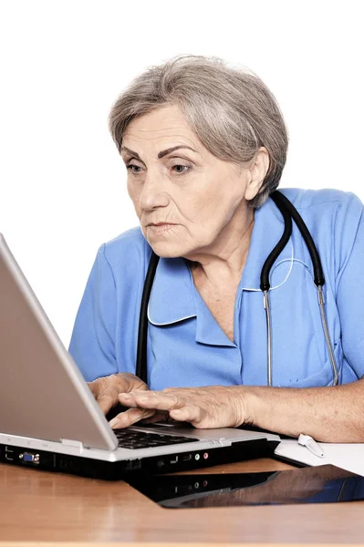 Σοβαρή Ηλικιωμένη Γυναίκα Γιατρός Κάθεται Τραπέζι Υπολογιστή — Φωτογραφία Αρχείου