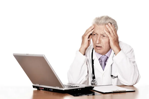 Médico Idoso Cansado Com Laptop Fundo Branco — Fotografia de Stock