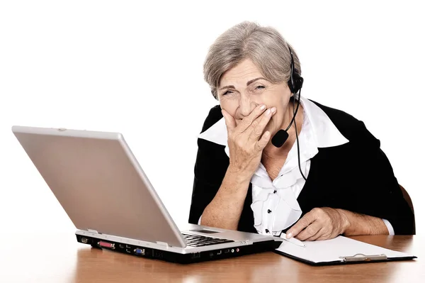 Lachende Ältere Frau Arbeitet Mit Laptop Auf Weißem Hintergrund — Stockfoto