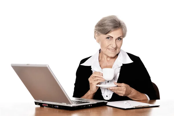 Mujer Trabajando Con Portátil Sobre Fondo Blanco — Foto de Stock