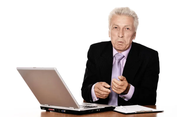 Старый Бизнесмен Работает Ноутбуком Изолированы Белом Фоне — стоковое фото
