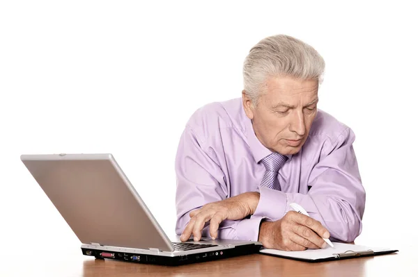 Starý Obchodník Pracuje Notebookem Izolovaných Bílém Pozadí — Stock fotografie