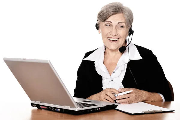Beyaz Arka Planda Dizüstü Bilgisayarla Çalışan Gülen Yaşlı Kadın — Stok fotoğraf