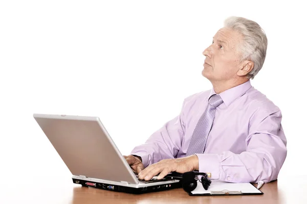 Oude Zakenman Werken Met Laptop Geïsoleerd Witte Achtergrond — Stockfoto