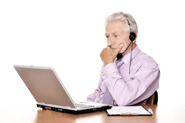 Homem Negócios Velho Fones Ouvido Trabalhando Com Laptop Isolado Fundo — Fotografia de Stock