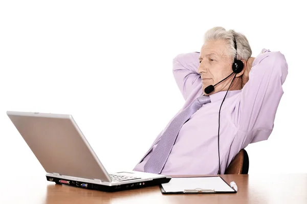 Старий Бізнесмен Навушниках Працює Ноутбуком Ізольовано Білому Тлі — стокове фото