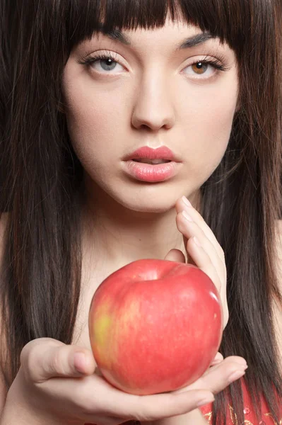 Portret Pięknej Młodej Kobiety Jabłkiem — Zdjęcie stockowe