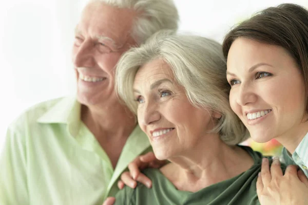 Gelukkige Senior Ouders Met Dochter Thuis — Stockfoto