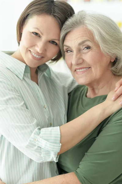 Ritratto Donna Anziana Con Figlia Casa — Foto Stock