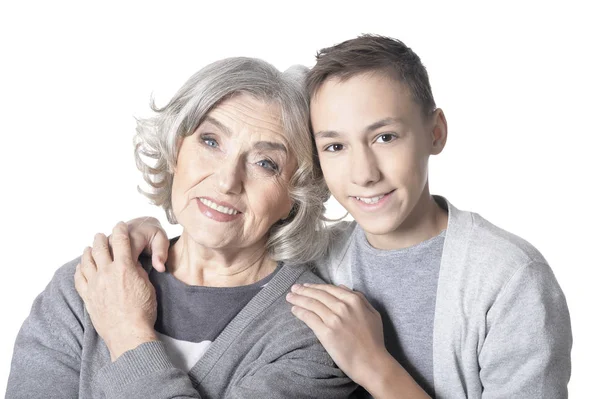 白い背景に孤立した笑顔の祖母と孫の肖像画 — ストック写真