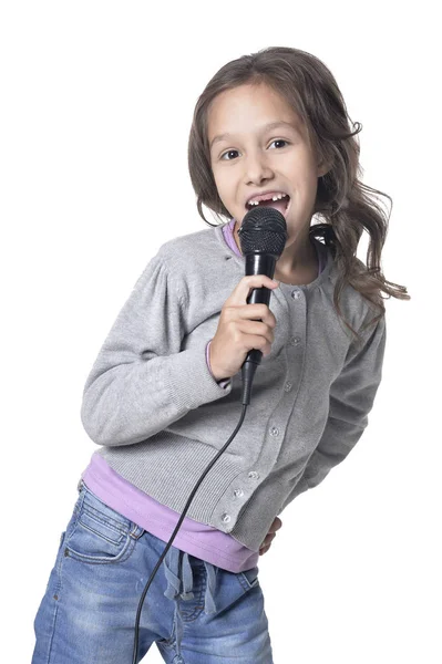 Beyaz Arka Plan Üzerinde Izole Küçük Kız Şarkı Karaoke Portresi — Stok fotoğraf