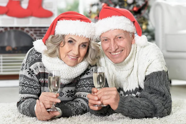 Portrait Happy Senior Couple Santa Hats Champagne — Stock Photo, Image
