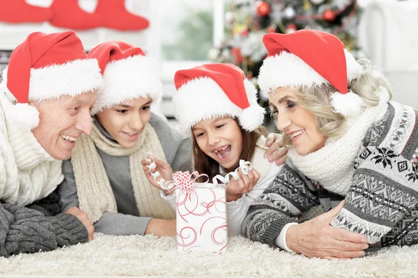 Retrato Família Feliz Chapéus Santa Chão Com Presente — Fotografia de Stock