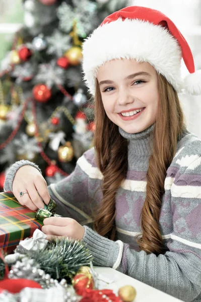 Porträt Eines Glücklichen Mädchens Mit Weihnachtsmütze Und Weihnachtsgeschenk — Stockfoto