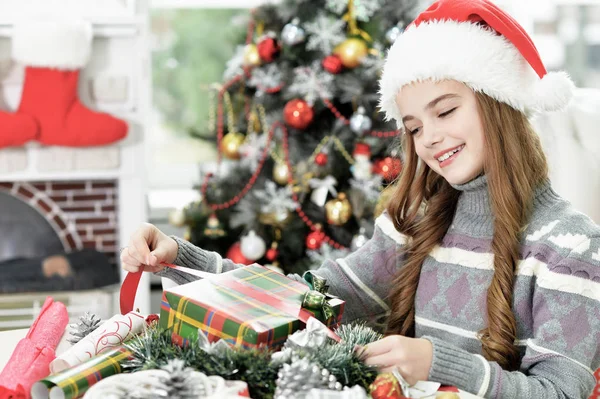 Retrato Menina Feliz Santa Chapéu Sentado Com Presente Natal — Fotografia de Stock